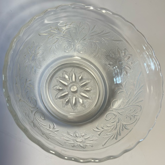 Vintage MCM Anchor Hocking Tiara scalloped Sandwich Glass Bowl 6.25” EUC - Picture 4 of 9